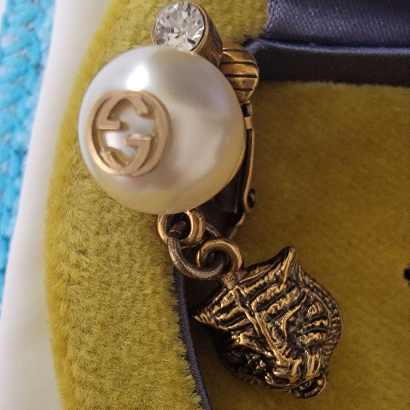 2 sets of Gucci Earinsand a Gucci belt - Picture 5 of 6